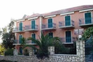 Vrisida Hotel, Lourdhata