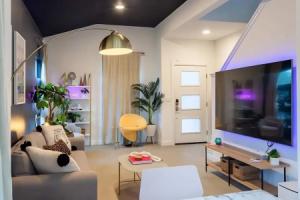 Downtown Oasis w Pool & Hot Tubsleeps 18 Tourist base, Austin