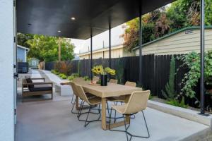 Modern East Home w/ Pool, Near Downtown & Lady Bird Lake Casa 1803 by Avantstay, Austin