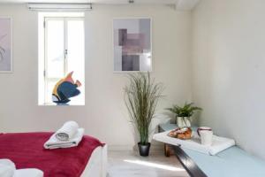 Modern Loft Retreat with Rooftop by Sea N Rent Apartments, Bnei Brak