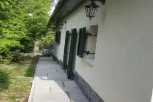 Edit Villa, Matrafured