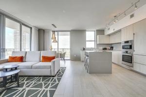 Walk to Beach: Upscale 16th-floor Condo Apartments, Hollywood