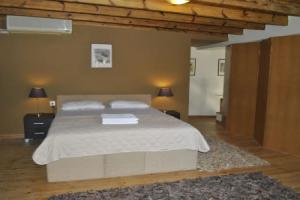 Attractive Greek House with Private Pool near Sea & City Center, Adelianos Kampos