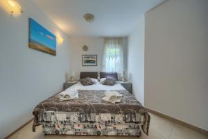 A 2 Comfortable apt w Terrace & Garden, Near Beach Apartments, Split