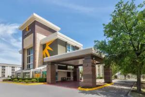La Quinta Inn & Suites by Wyndham Dallas I-35 Walnut Hill Ln, Dallas