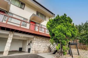 2 Mi to Dtwn & Unr: City-view Townhome! Apartments, Reno