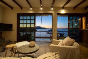 Sunkiss Seaview Apartment, 1min walk from beach!, Almirida