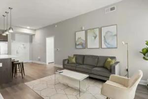 Top Floor Soco 2BR King Suite 8 Mins to Downtown Apartments, Austin