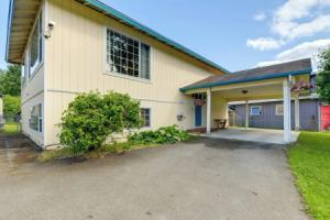 Shared Yard + Fire Pit: Airy Apt! Apartments, Anchorage