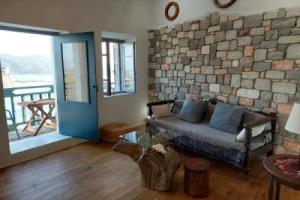 View Awakening Apartments, Adamas