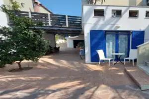 Omega Rooms, Anaxos