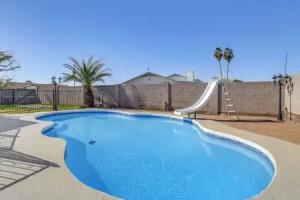 Snowbird Haven w/ Hot Tub! 3 Mi to Dtwn Tourist base, Chandler
