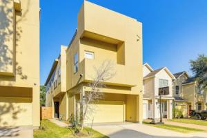 5 Mi to Downtown - Chic Home w/ Patio in! Tourist base, Houston