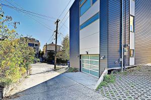 New ! Private Rooftop Deck W/ City Views 3 Bedroom Townhouse, Seattle