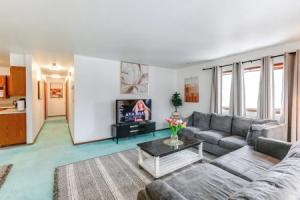 Near Dtwn & Pioneer Park: Home w/ Deck! Tourist base, Fairbanks