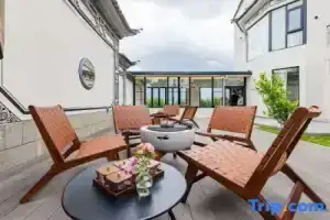 Floral Hotel·Jinqi Mountain Lake hotel (Dali Erhai Ecological Corridor Store)