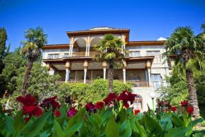 Atelika Karasan Hotel, Partenit