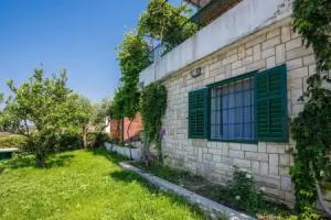 Nice Home in Podgora With Wifi and 2 Bedrooms, Drasnice