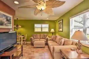 Sunny Escape w/ Bikes, Walk to Beach Tourist base, Cocoa Beach