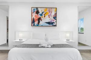 Unique Retreat - Unit D: Cool 2nd-floor Retreat Apartments, Boca Raton
