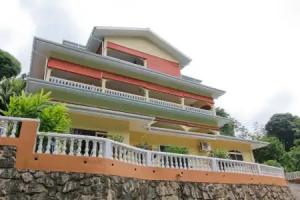 L'Entretemps Apartments, Glacis