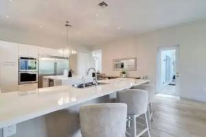 Luxurious Beach Retreat w/ Heated Pool&basketball Villa, Hollywood