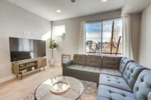 Mountain-view Rooftop Deck: Townhome Apartments, Denver
