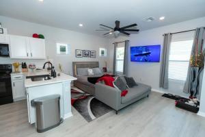 Pet Friendly Modern Zen Studio Retreat W/ Hot Tub! Home by RedAwning, Orlando