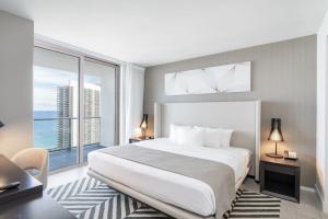 HH Exclusive Condos by Cielo Stays Apartments, Hollywood