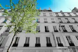 B Montmartre, Paris