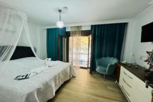 Ellawilla Suit House, Akcay