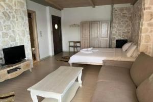 Agorastos Suites, Kinira