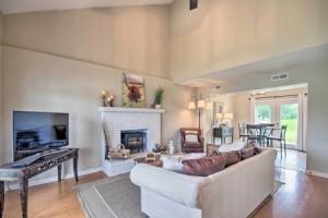 Relaxing Townhome, 4 Mi to Mizzou University! Apartments, Columbia