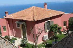 Dio Escapes Houses, Leonidion