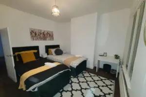 2 Bed House - Sleeps 5 - Parking - Wifi, Manchester