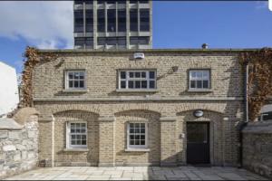 Pierce Brosnan Suite by 5STARSTAY Hotel, Dublin
