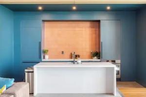 2 Luxury Condos, 1 Block From Rainey St New High Rise w/ Rooftop Pool & Gym Tourist base, Austin