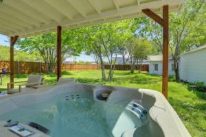 1 Block to Dallas Stadium! Home w/ Hot Tub! Tourist base, Arlington