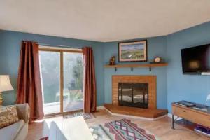 Charming Home w/ Grill + Deck! Tourist base, Anchorage