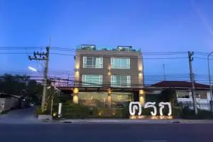 Kroque Boutique & Bistro, Ang Sila
