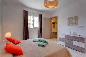 Luxury 2 Bedroom Apartment by the Sea, Qawra