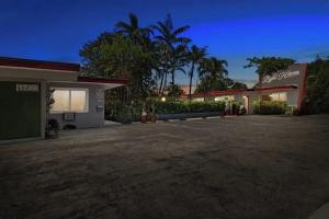 Hollywood 1BR Condo: Pets Allowed, BBQ & Parking Apartments, Hollywood