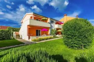 Apartment in Nin Near Beach & Pool, Donje Petrcane