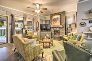 'bearadise Bungalow' ~ 2 Mi to Magnolia Market! Cottage, Waco