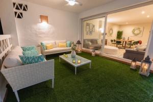 Vacation I Las Canas Beachfront Haven, Sea View, Jacuzzi Hotel, Marbella