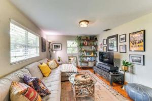 < 3 Mi to Dtwn: Pet-friendly Stay w/ Yard Mini-hotel, Sarasota