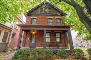 La Dolce Vita Retreat w Hot Tub Tourist base, Columbus