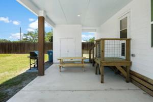 Five Oaks Cottage by Miss Kitty’s, Rockport