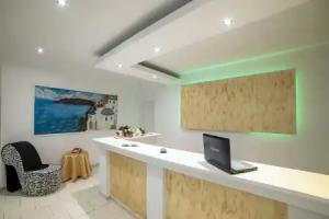 Pantheon Hotel, Perivolos