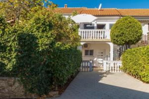 Beautiful Home in With Wifi and 2 Bedrooms, Malinska